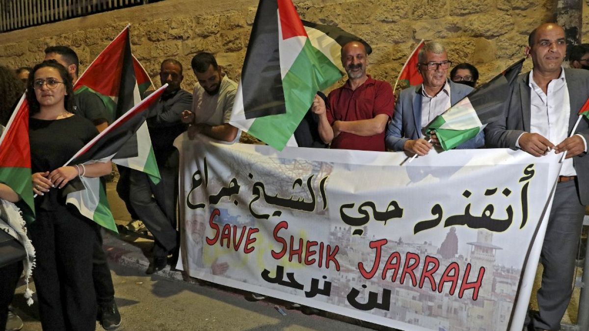 فلسطينيون في بيت لحم، بالضفة الغربية المحتلة، ينظمون احتجاجا تضامنا مع السكان الفلسطينيين في حي الشيخ جراح بالقدس الشرقية - 10 مايو 2021.