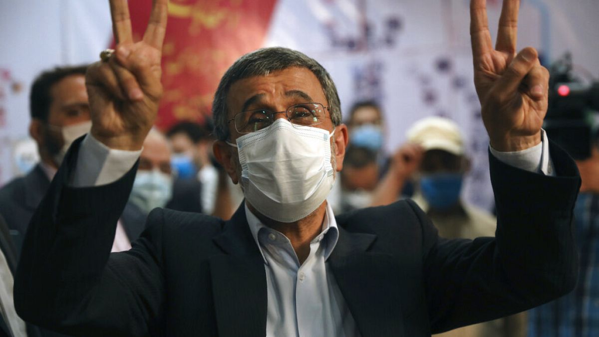 İran: Mahmud Ahmedinejad, cumhurbaşkanlığı seçimleri için adaylık başvurusu yaptı