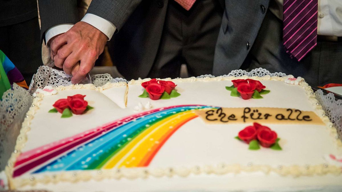 خلال حفل زفاف أول زوجين مثليين في ألمانيا يتزوجان قانونًا في قاعة بلدية شوينبيرج في برلين، 1 أكتوبر 2017