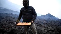 El pizzero aficionado muestra su pizza volcánica