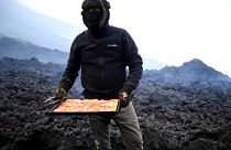 El pizzero aficionado muestra su pizza volcánica