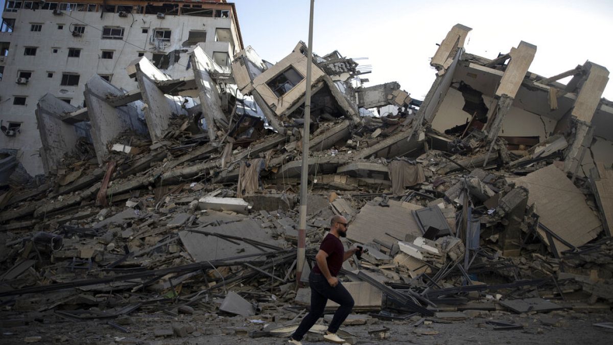 أنقاض مبنى دمرته الغارات الجوية الإسرائيلية على مدينة غزة، الأربعاء ، 12  أيار/مايو 2021