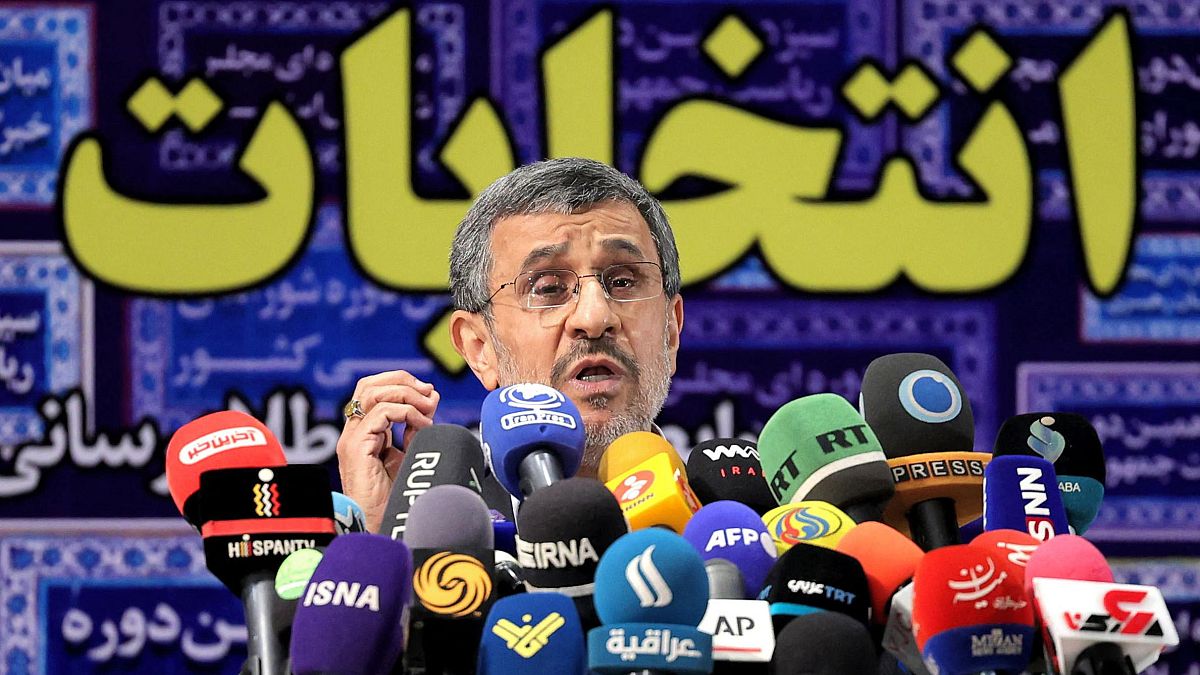 الرئيس الإيراني السابق محمود أحمدي نجاد بعد ترشحه مرة أخرى للانتخابات الرئاسية المقرر إجراؤها في يونيو، طهران، 12 مايو 2021