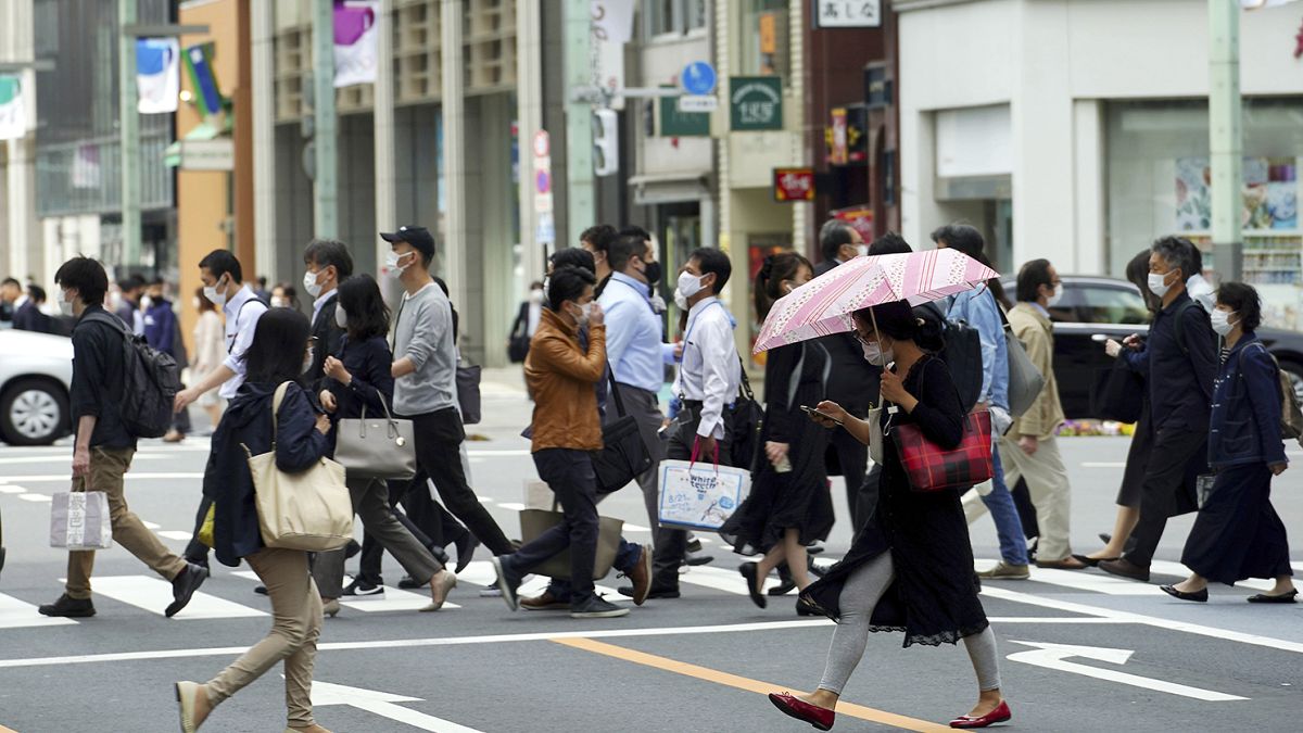 Japonya'nın başkenti Tokyo'da koronavirüs salgınına karşı maske takan halk