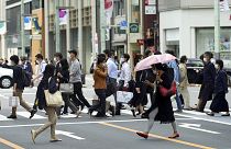 Japonya'nın başkenti Tokyo'da koronavirüs salgınına karşı maske takan halk