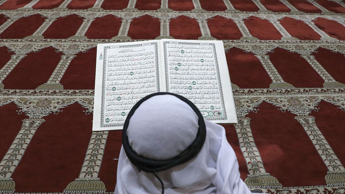 Endonzeya: Öğretmen, Kuran okumayı kolaylaştırmak için 'Şeriat Palyaçosu' kıyafeti giyiyor