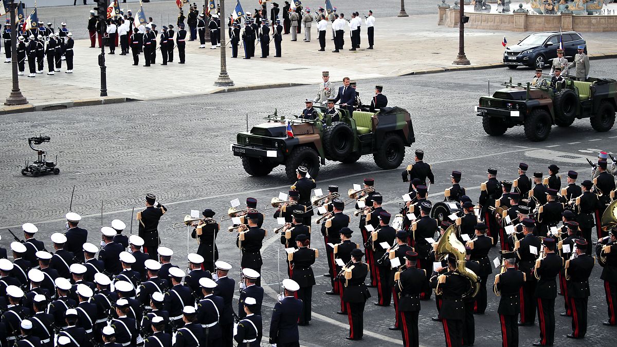 14 luglio 2020: Il presidente Macron e il generale Lecointre sfilano nel giorno della Presa della Bastiglia