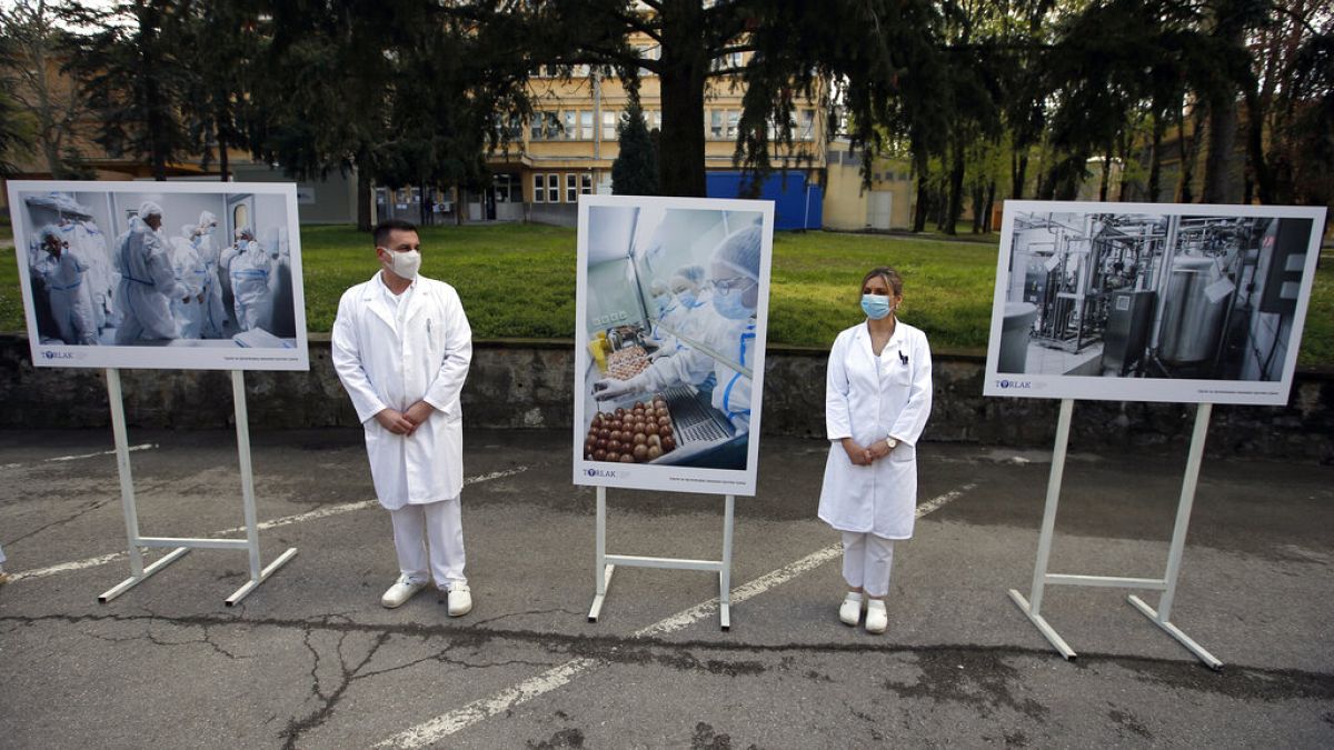 Νοσοκόμοι έξω από εμβολιαστικό κέντρο στο Βελιγράδι