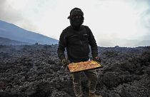 ویدئو؛ پخت پیتزا با حرارت گدازه‌های آتشفشانی در گواتمالا برای جذب گردشگران