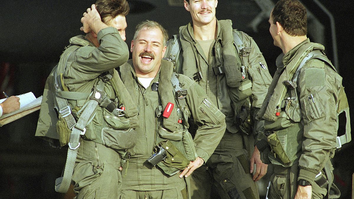 عدد من الطيارين الأمريكيين في استراحة بعد تنفيذ غارات على أهداف في العراق خلال حرب الخليج الثانية في حملة عاصفة الصحراء. 24/02/1991