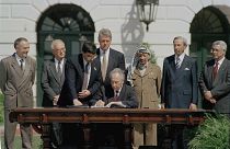 1993, a békemegállapodást aláírása: Simon Peresz és Jichák Rabin (Izrael), illetve Jasszer Arafat (PSZF) részéről Clinton elnök jelenlétében