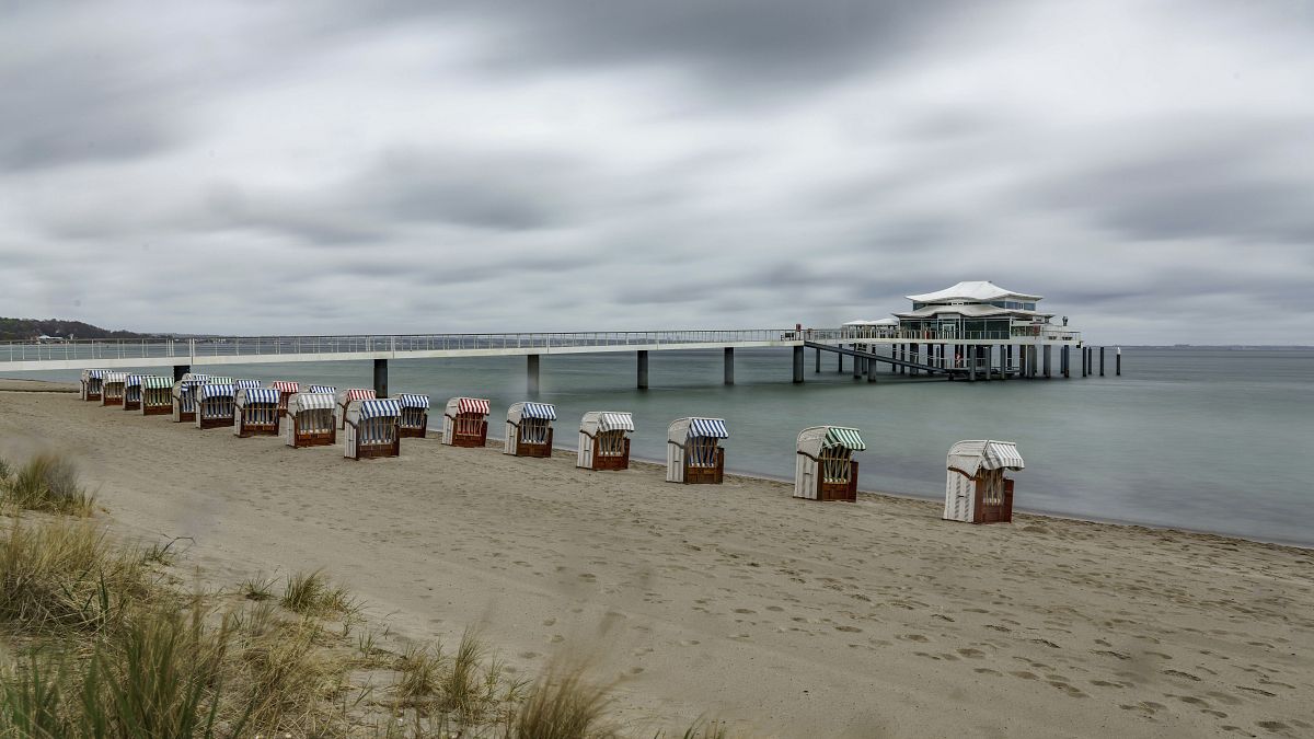 Las nubes de lluvia pasan sobre la bahía de Luebeck y las sillas de playa en Timmendorfer Strand, Alemania, el 7 de mayo de 2021.