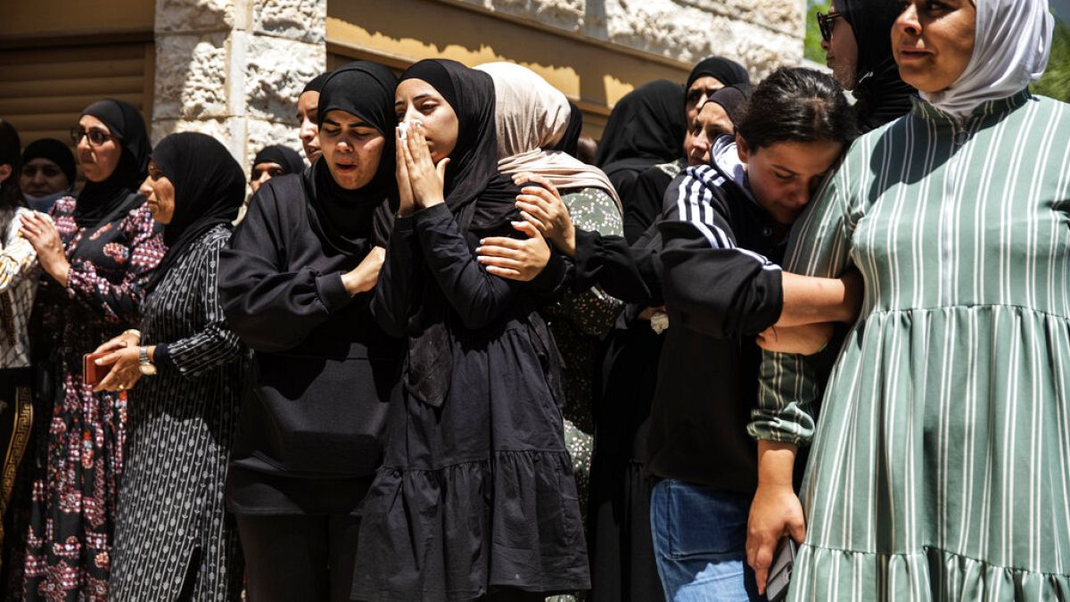 Arabisch-israelische Familie trauert um Khalil Awaad dessen Tochter Nadine, 16, in Dahmash bei Lod
