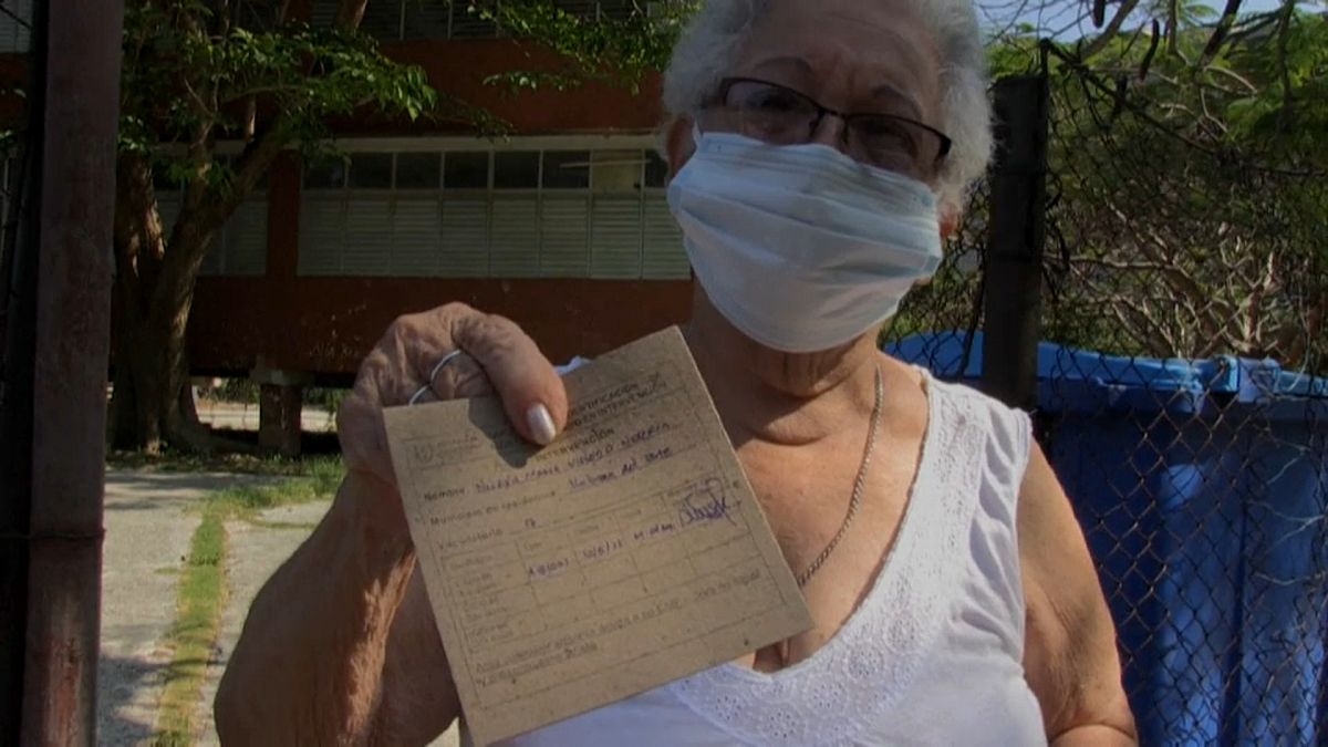 Una señora muestra su certificado de vacunación en La Habana, Cuba