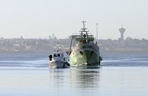 Guardia costiera italiana scorta peschereccio
