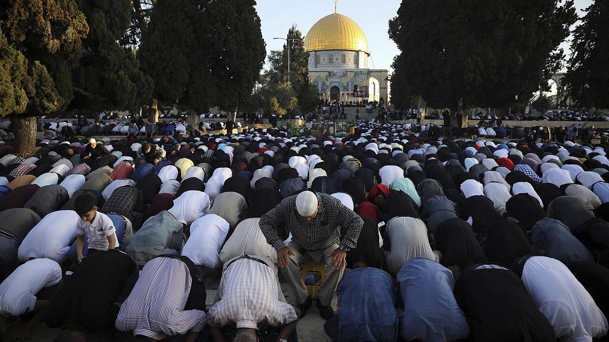 Muçulmanos terminam o Ramadão e celebram o Eid-ul-Fitr