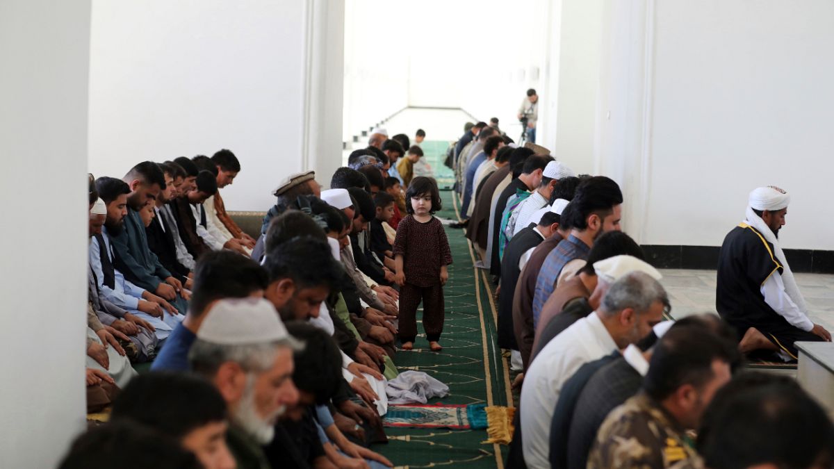 Afganistan'ın başkenti Kabil'de bir camide kılınan Ramazan Bayramı namazı 