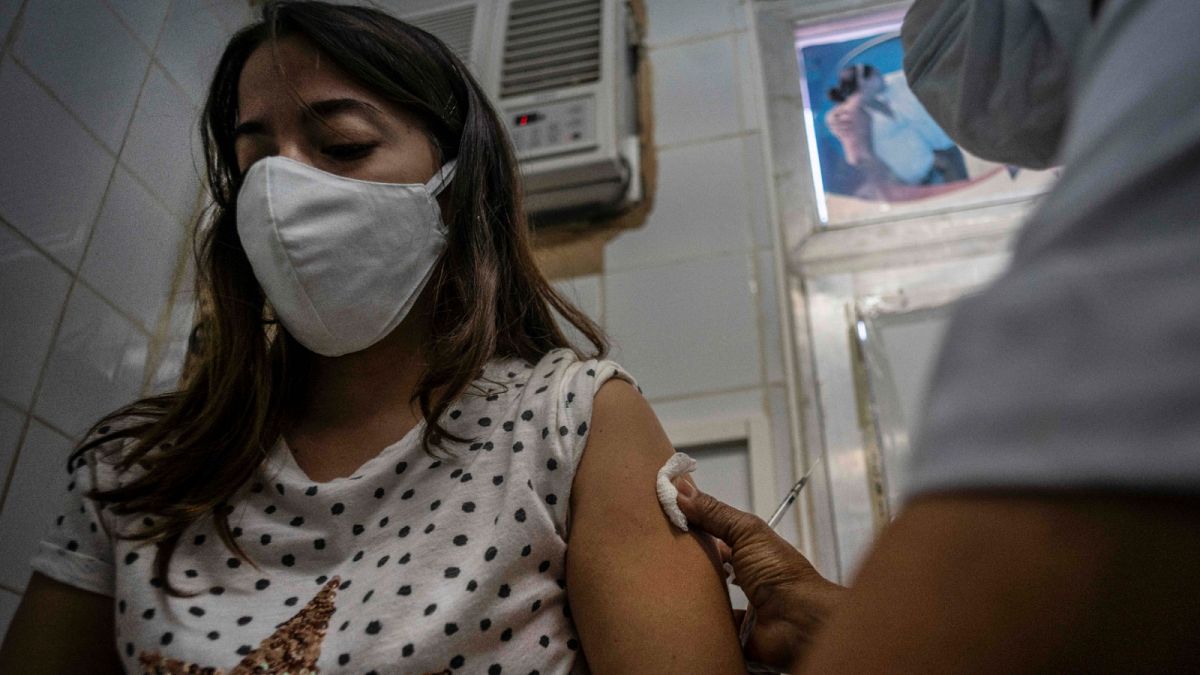 كوبا تطلق حملة التطعيم ضد كوفيد -19 باستخدام لقاحين محليي الصنع
