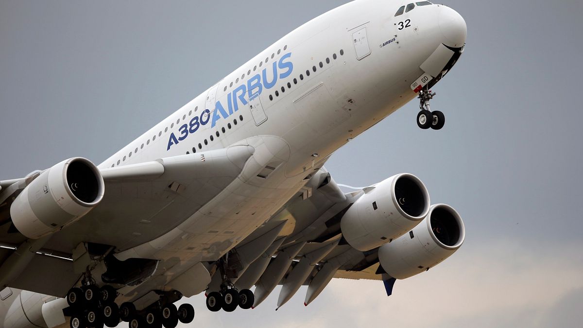 A 2015-ös párizsi légikiállításon emelkedik egy Airbus A380-as