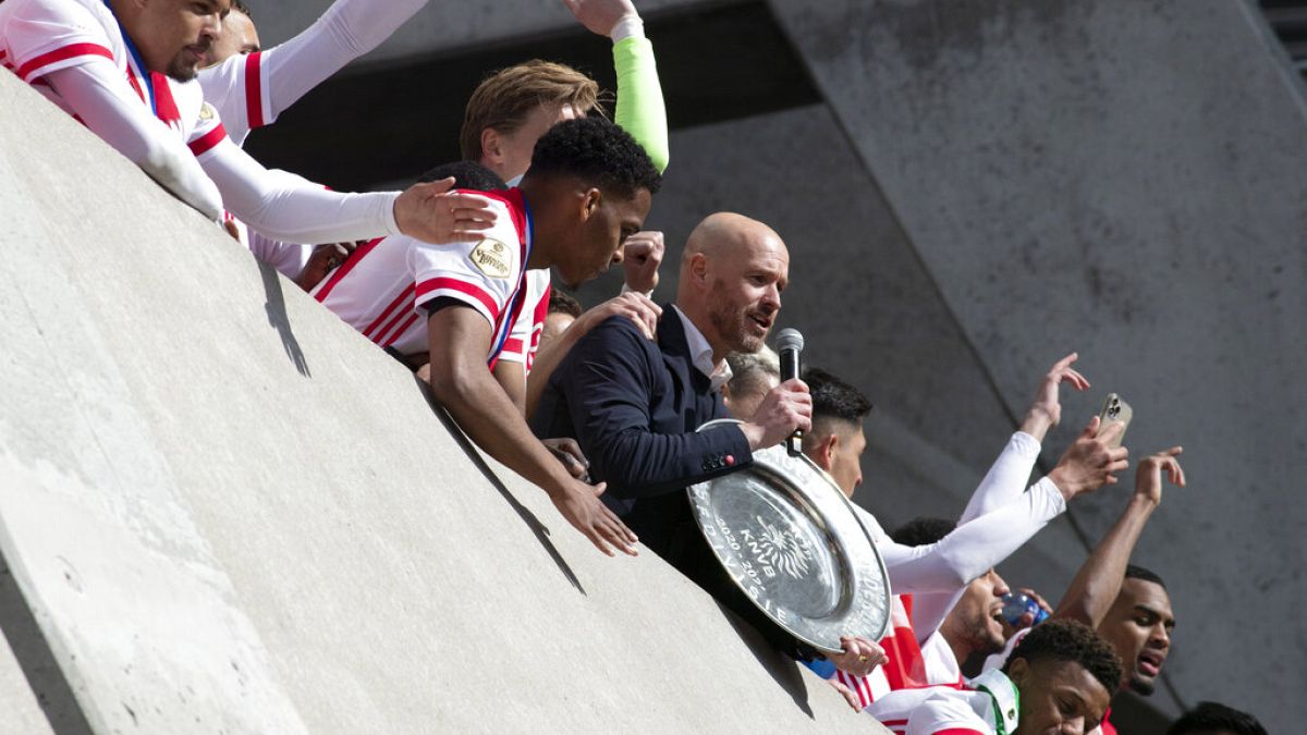 Ajax, 2020-2021 Eredivisie Şampiyonu alarak kupanın sahibi oldu