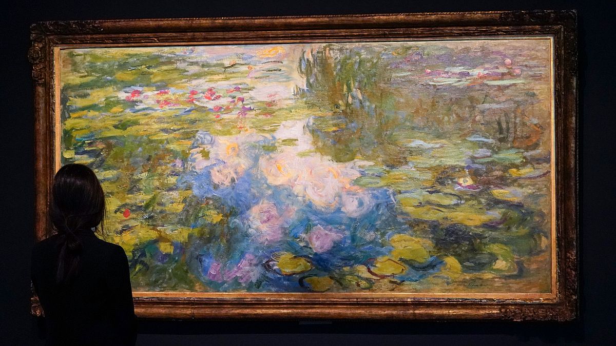 Le Bassin aux nymphéas de Claude Monet exposé avant sa mise en vente lors d'une vente aux enchères par Sotheby à New York le 3 mai 2021