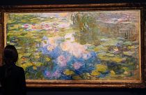 Le Bassin aux nymphéas de Claude Monet exposé avant sa mise en vente lors d'une vente aux enchères par Sotheby à New York le 3 mai 2021