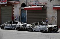 سيارتان أتت عليهما النيران بعد اشتباكات بين يهود متطرفين وفلسطينيين في مدينة اللد وسط إسرائيل. 11/05/2021
