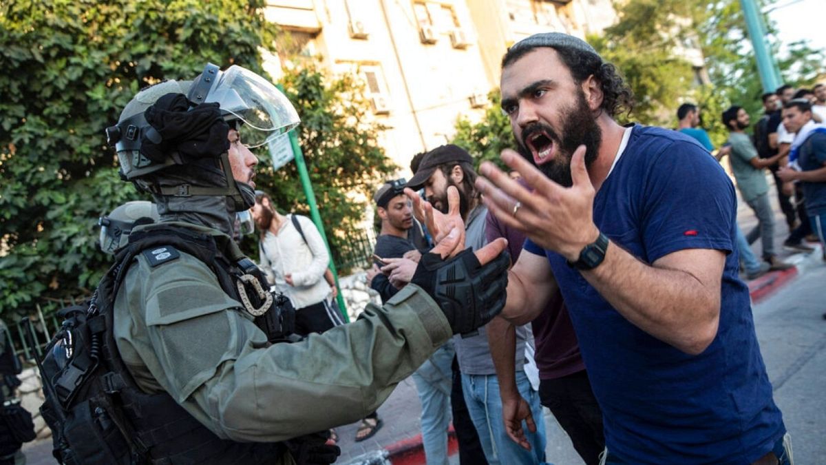 درگیری یکی از هواداران راست افراطی اسرائیل با پلیس ضدشورش