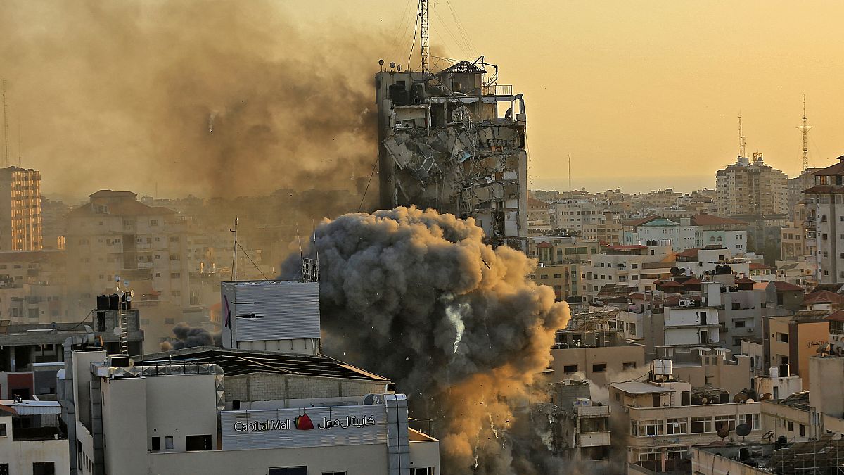 انفجار و فروریختن ساختمانی در غزه؛ خبرنگار گزارش زنده را رها کرد