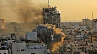 Γάζα: Πολυκατοικία καταρρέει από την επίθεση του ισραηλινού πυροβολικού