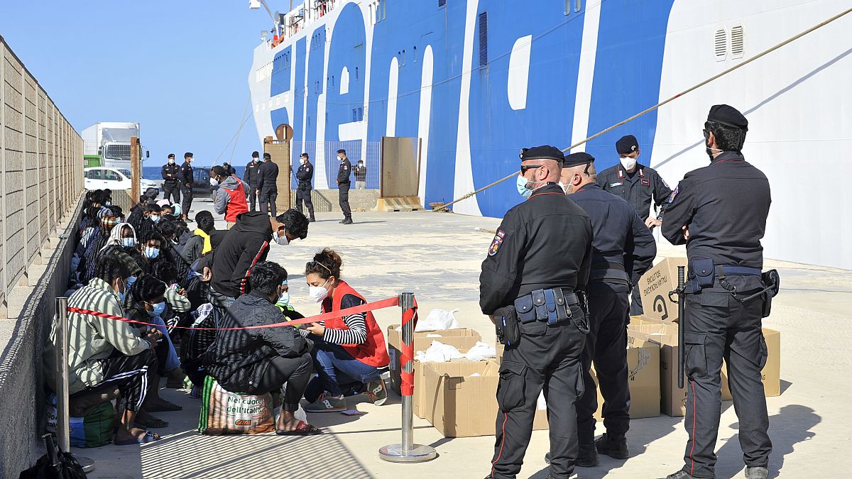 Μεγάλος αριθμός μεταναστών έφτασε στην Ιταλία - Έτοιμη να δεχθεί ορισμένους δηλώνει η Γερμανία