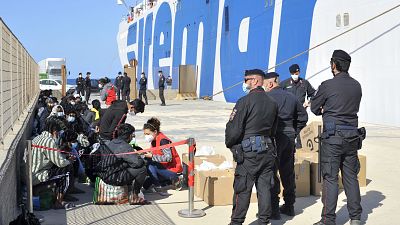 Junge Bootsmigranten warten auf Lampedusa auf ihren Transfer nach Sizilien