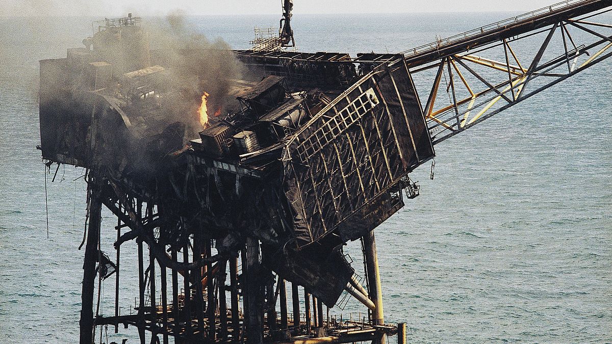 Az Északi-tengeri Piper Alpha olajfúrótorony katasztrófája 1988. július 8-án
