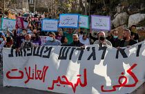 فلسطينيون وإسرائيليون ونشطاء أجانب يرفعون لافتات ضد التهجير القسري لعائلات مقدسية بحي الشيخ جراح. 09/04/2021