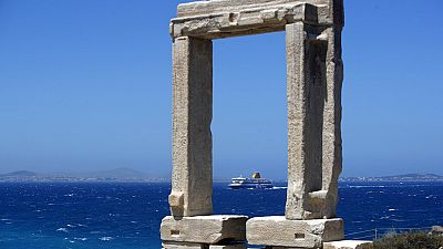 Un ferry se acerca al puerto de Portara en la isla de Naxos, Grecia