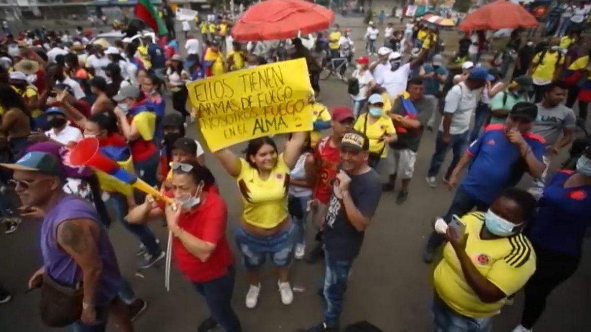 شاهد: السكان الأصليون يشاركون في مظاهرات مناهضة للحكومة في كولومبيا