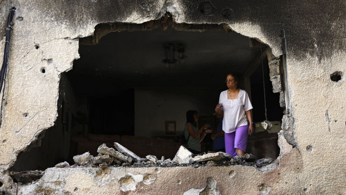 Frau in ihrer durch Luftschläge zerstörten Wohnung in  Petah Tikva in Israel