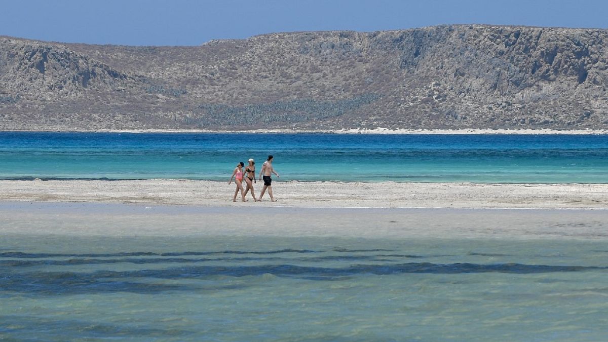 Des touristes profitent de la beauté des paysages en Crète, ce jeudi 13 mai