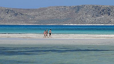 Des touristes profitent de la beauté des paysages en Crète, ce jeudi 13 mai