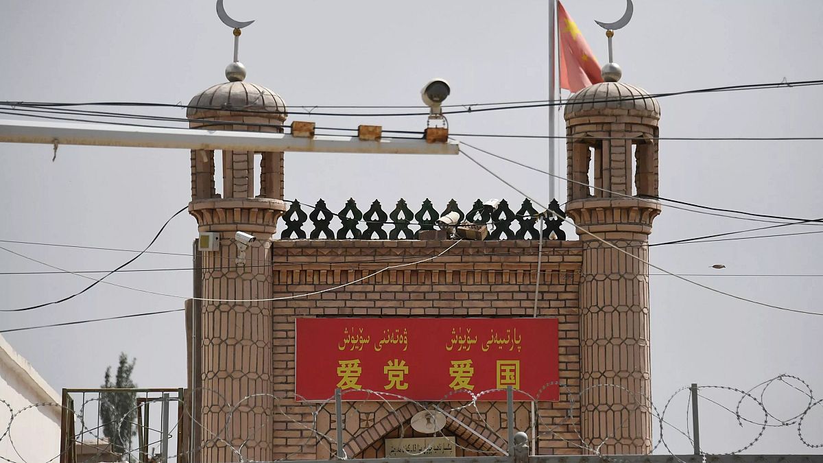 Doğu Türkistan'da gözetim altında bir cami