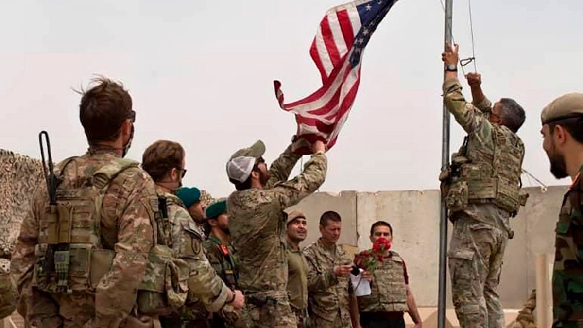 إنزال العلم الأمريكي أثناء مراسم تسليم من الجيش الأمريكي إلى الجيش الأفغاني، في كامب أنطونيك، في إقليم هلمند 2 مايو 2021