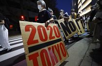 معارضون لأولمبياد طوكيو 2020  يسيرون حول استاد طوكيو الوطني خلال مظاهرة مناهضة للأولمبياد - 9 آيار /  مايو 2021