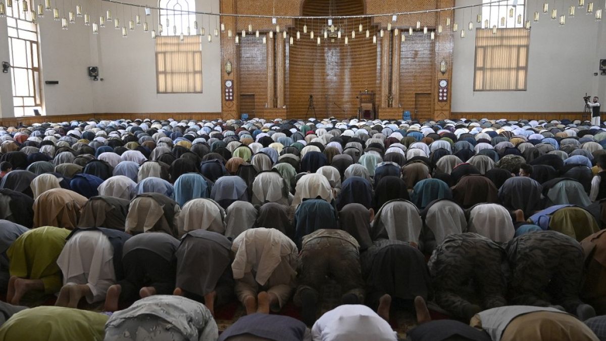   صلاة  عيد الفطر بمناسبة انتهاء شهر رمضان المبارك خلال وقف إطلاق النار لمدة ثلاثة أيام التي وافق عليها طالبان، مسجد عبد الرحمن في كابول 13 آيار/ مايو 2021.