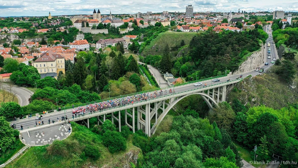 A Tour de Hongrie mezőnyének egy része a veszprémi völgyhídon