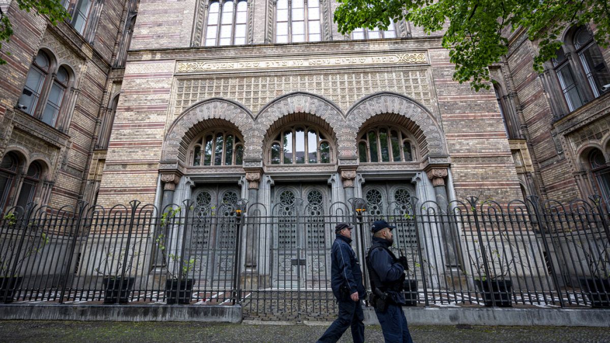 Polizeistreife an diesem Freitag vor der Neuen Synagoge Berlin