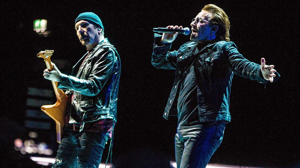 Bono (jobbra) és The Edge egy amszterdami koncerten – képünk illusztráció