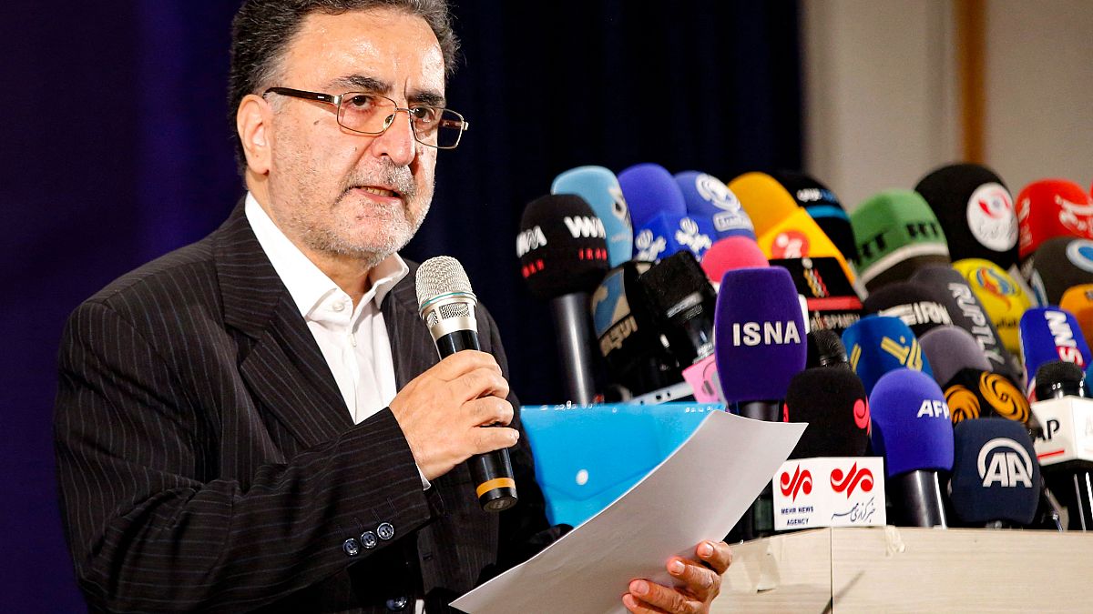 السياسي الإصلاحي مصطفى تاج زاده يتحدث إلى وسائل الإعلام بعد تسجيل ترشيحه في وزارة الداخلية في العاصمة طهران، في 14  آذار / مايو 2021