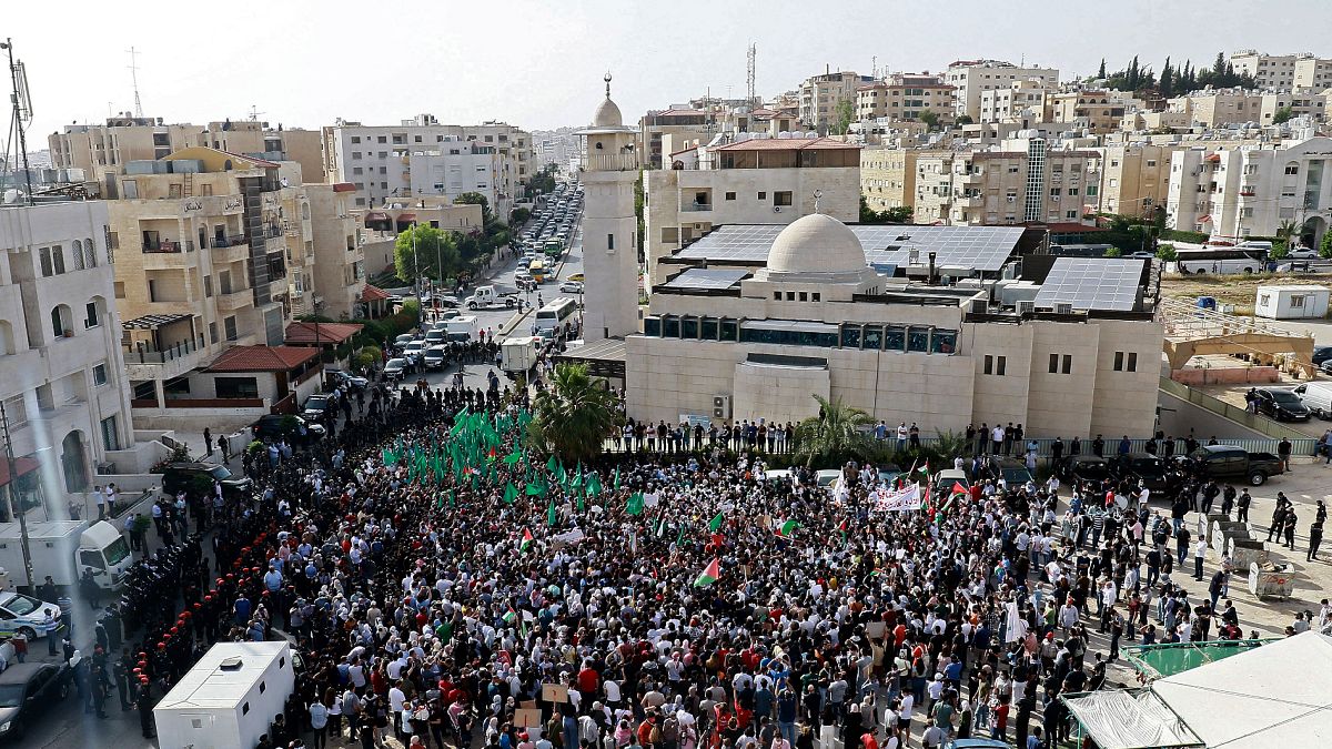 آلاف الأردنيين يتظاهرون أمام السفارة الإسرائيلية في عمّان تضامناً مع الفلسطينيين في القدس والضفة الغربية وقطاع غزة وتنديداً بالاحتلال 10 أيار/مايو 2021