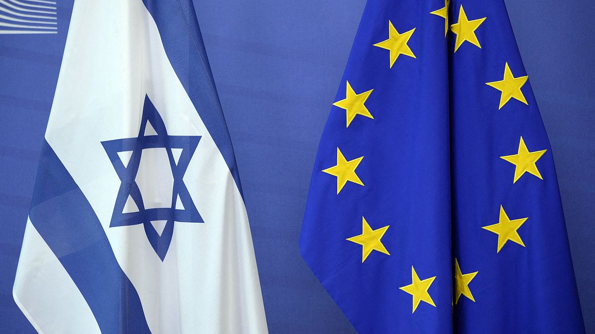 صورة من الارشيف - علم إسرائيل بجانب علم الاتحاد الأوروبي في مقر مفوضية الاتحاد الأوروبي في بروكسل