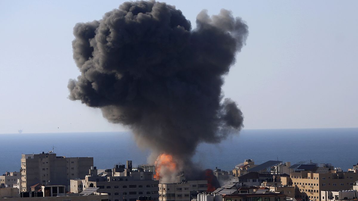 Gazze'de İsrail savaş uçakları tarafından hedef alınan bir bina 